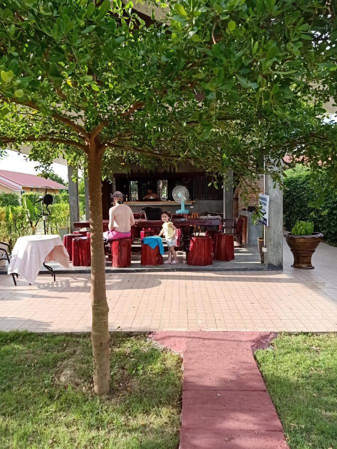 Relax Garden House Hotell Chiang Mai Exteriör bild