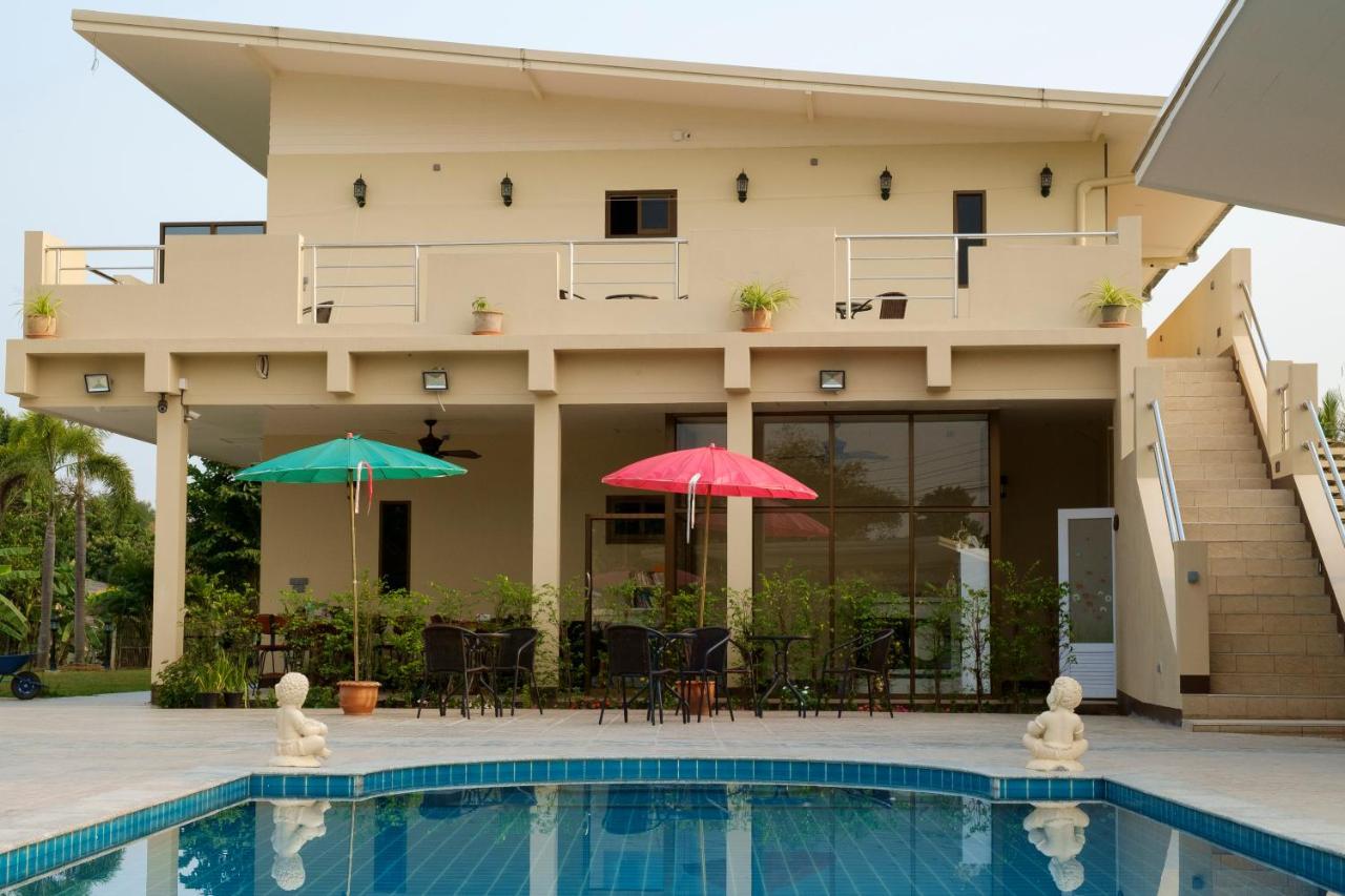 Relax Garden House Hotell Chiang Mai Exteriör bild