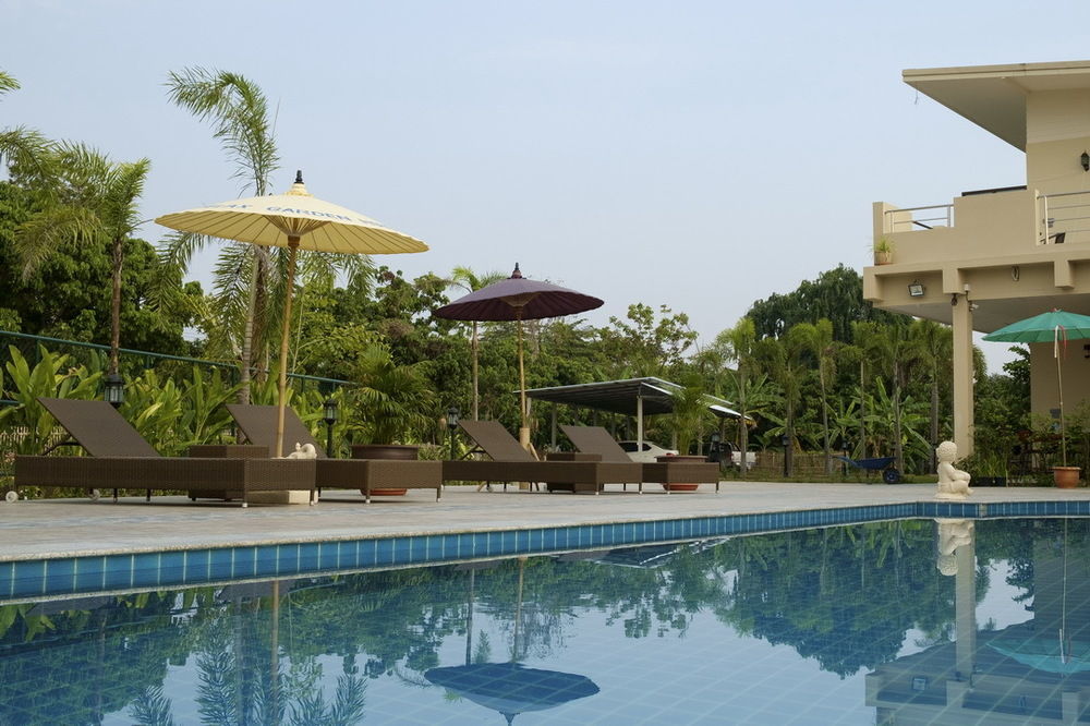 Relax Garden House Hotell Chiang Mai Exteriör bild