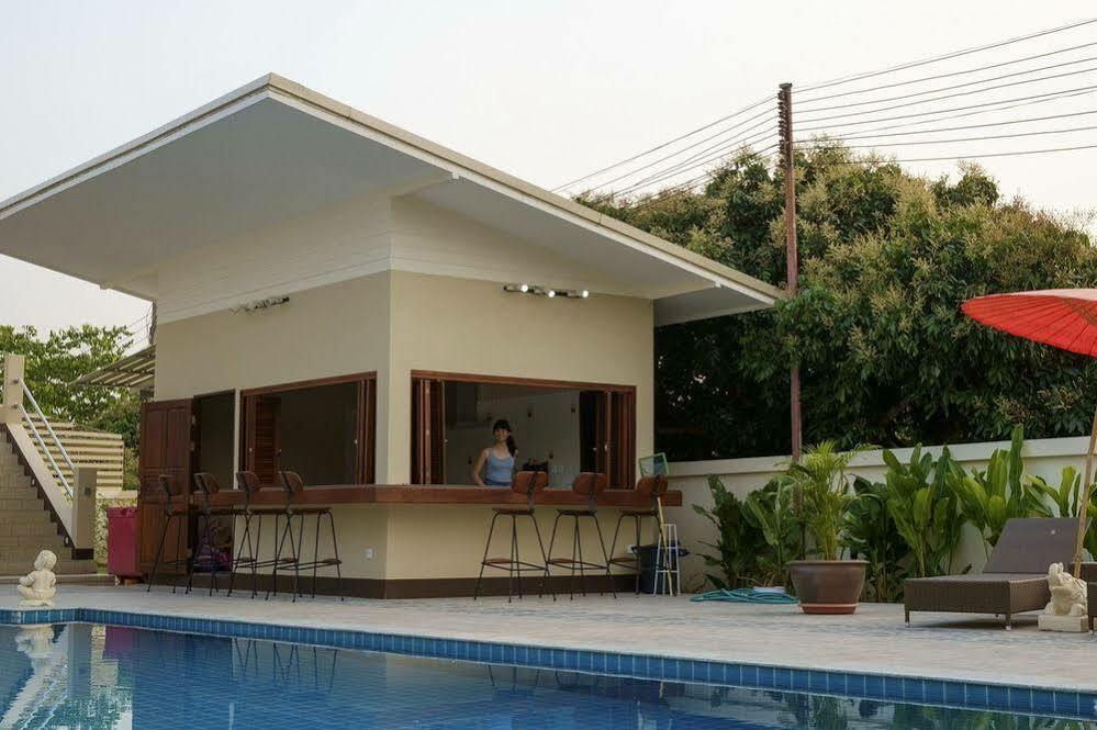 Relax Garden House Hotell Chiang Mai Exteriör bild