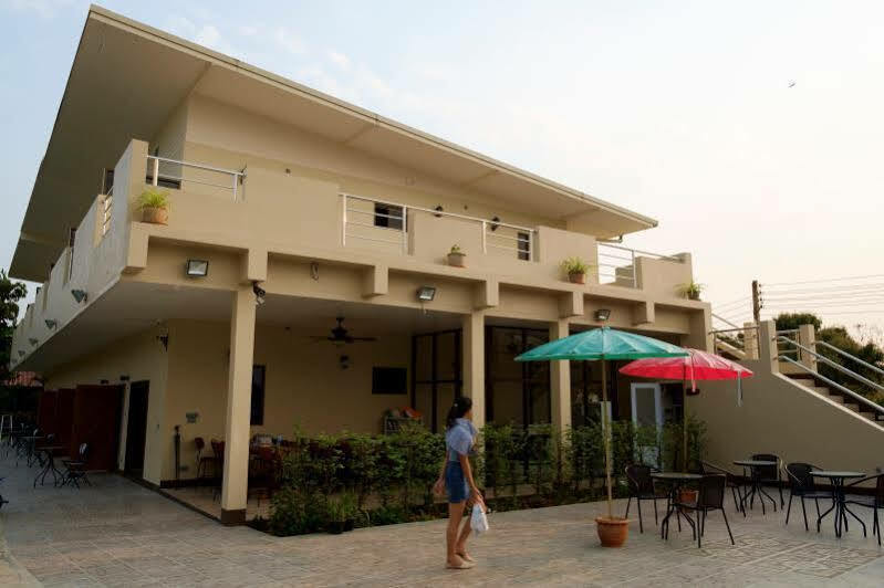 Relax Garden House Hotell Chiang Mai Exteriör bild